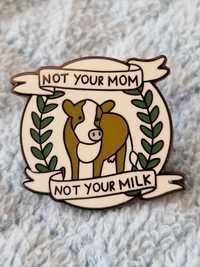 Metalowa przypinka, pin Not your mom - not your milk; NOWA