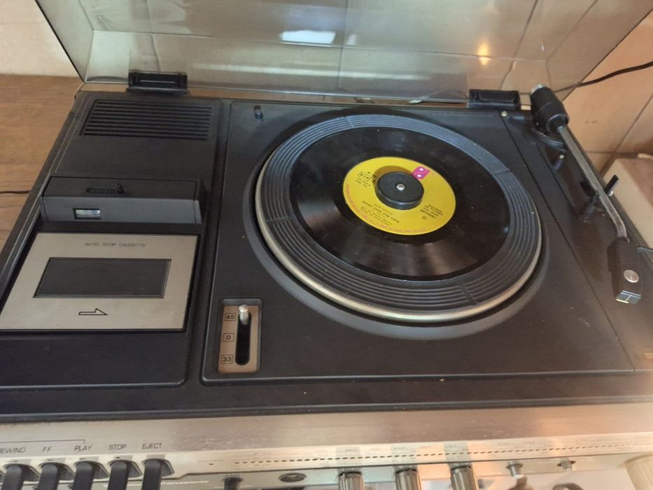 Gira discos com duas colunas e 3 discos . Gira discos a funcionar.