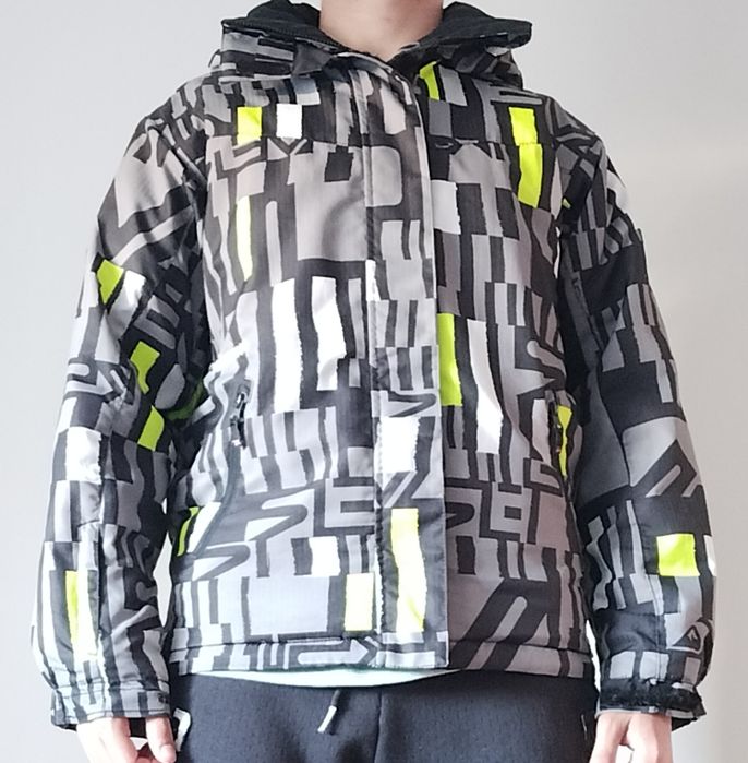 Casaco cinzento e preto com pontos verdes, tamanho M