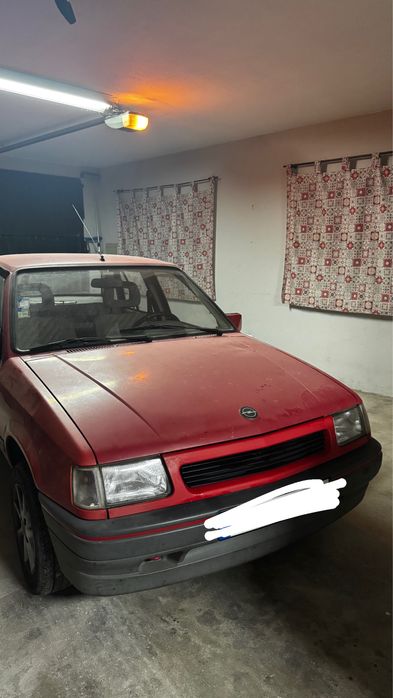 Opel Corsa B vermelho