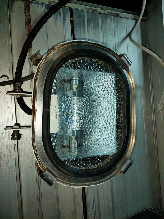 Hermetyczna lampa halogenowa żarnikowa 200w