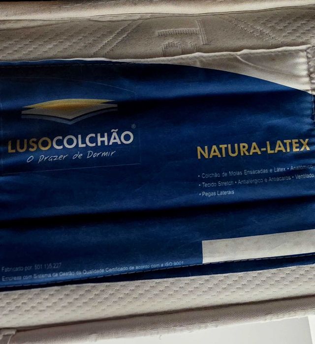 Cama de casal com colchão e mesinha de cabeceira mais movel