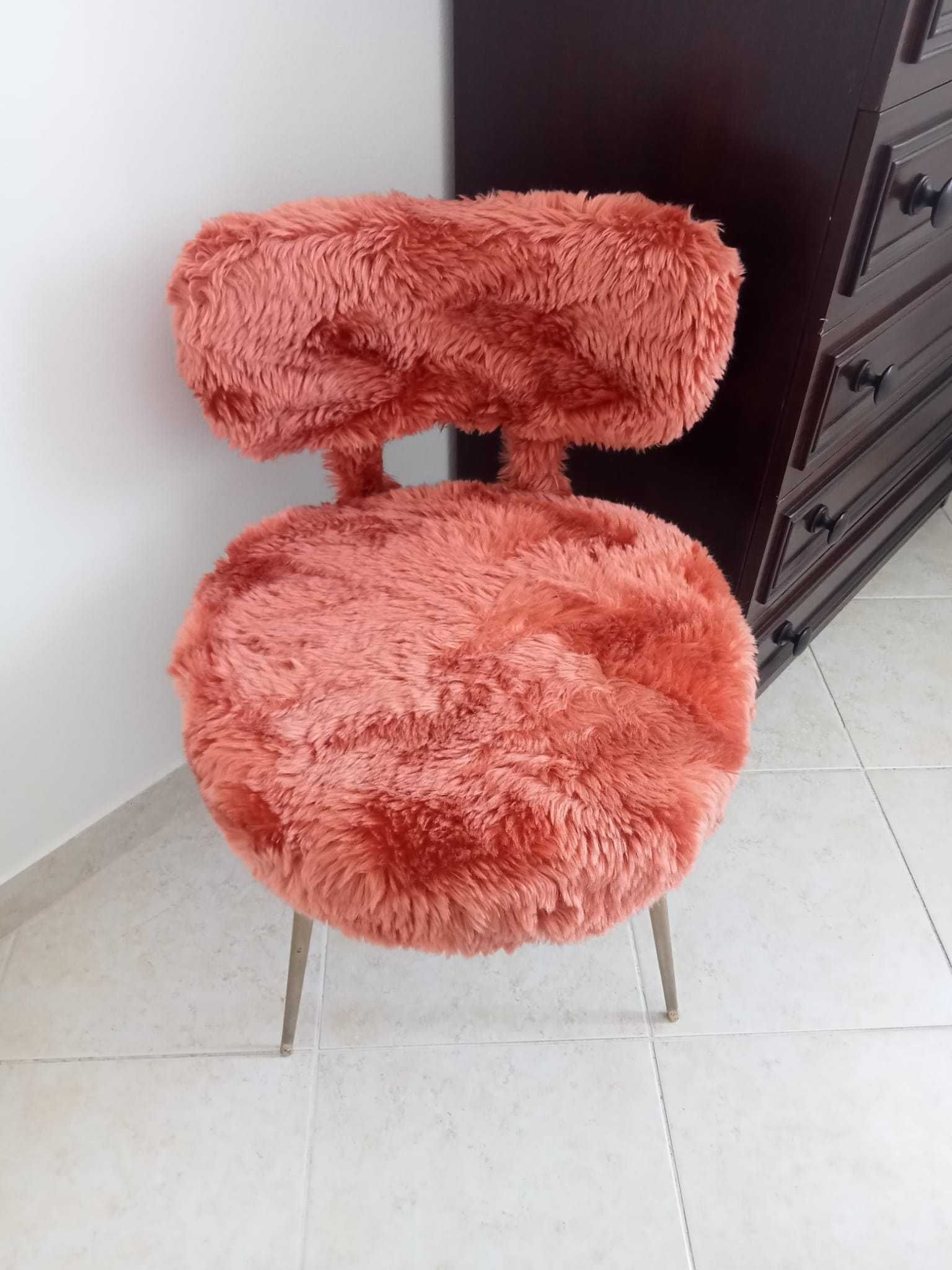 Cadeira fluffy cor de rosa, do estilo francês Moumoute dos anos 70