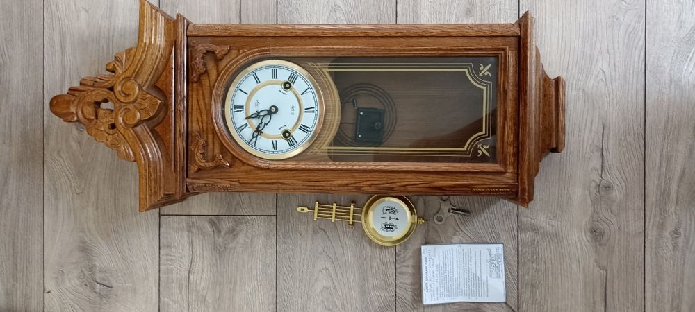 Drewniany zegar na ścianę. Nowy - replika antyku.