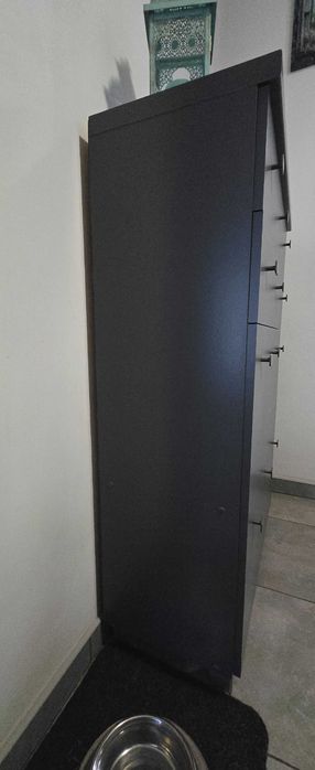 Pojemna komoda z szufladami i półkami na buty