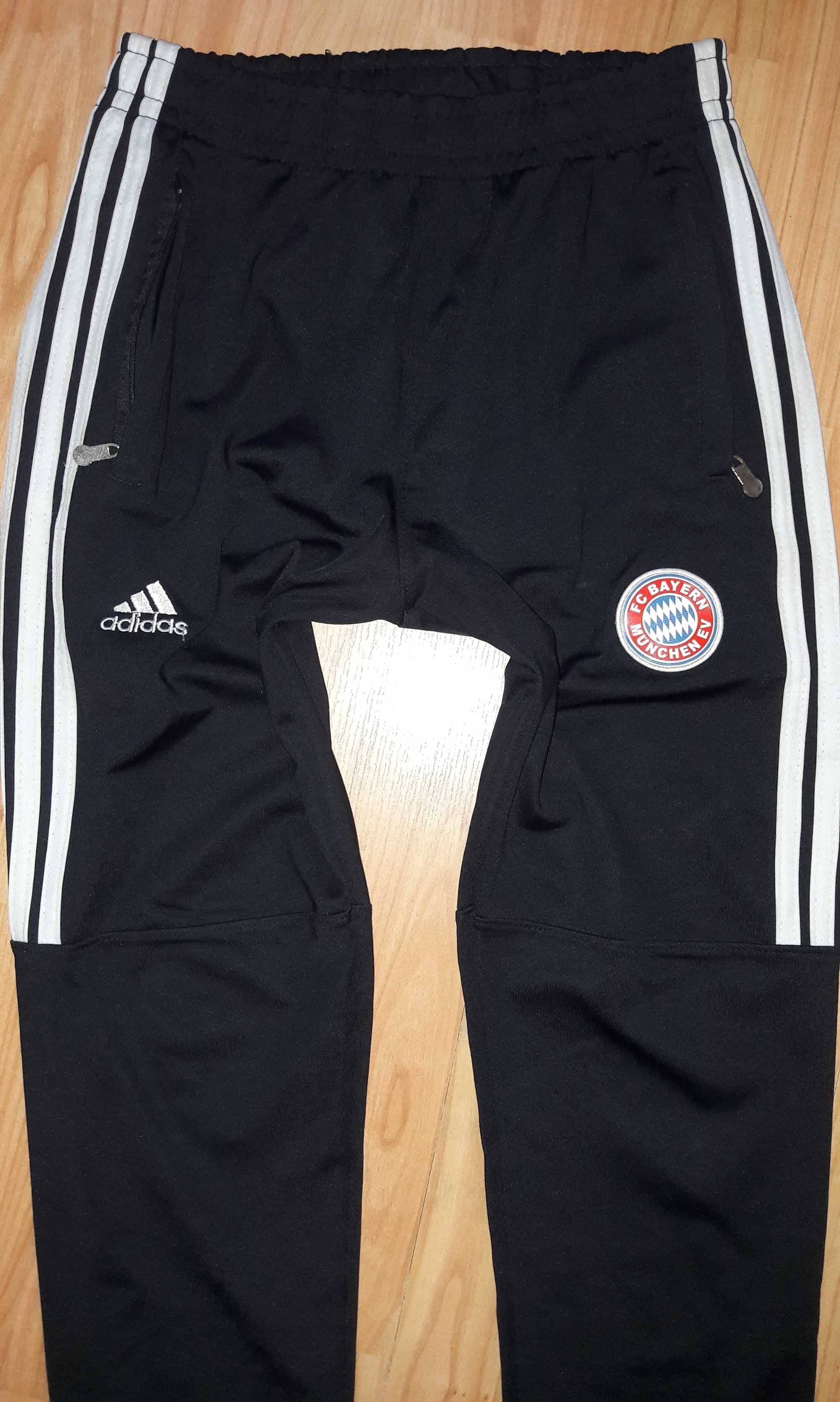 Czarne dresowe spodnie  Adidas S FC BAYERN