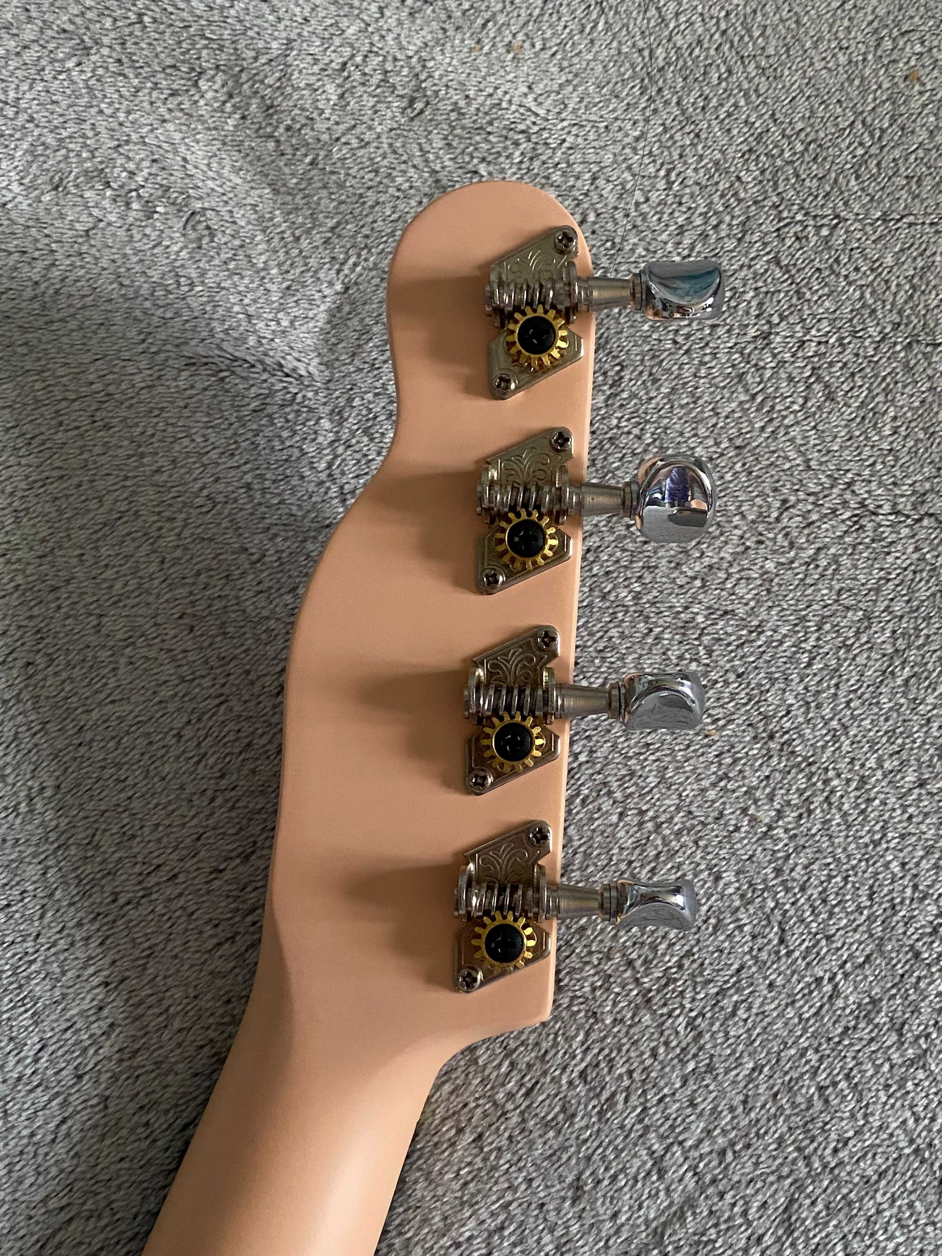 укулеле Fender, рожевого кольору з кападастром