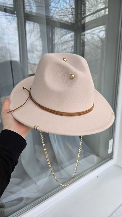 Капелюх Федора з прикрасами