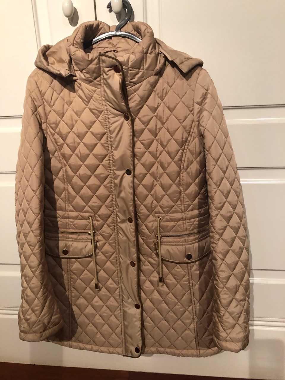 Kispo/parka beije acolchoado com carapuço marca E6D tamanho M