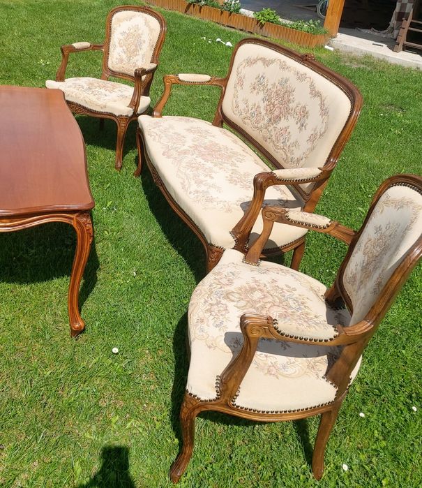 Zestaw mebli w stylu Ludwik XV – sofa, 2 fotele i ława

Na sprzedaż el