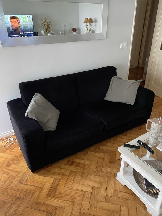 Sofá preto confortável