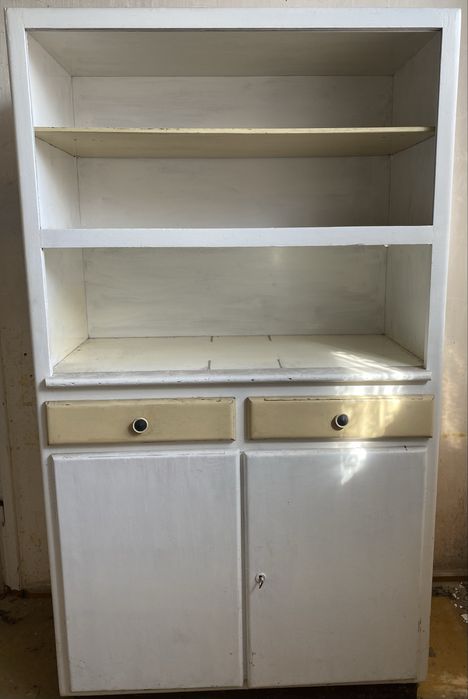 Kredens do renowacji z czasów PRL-u