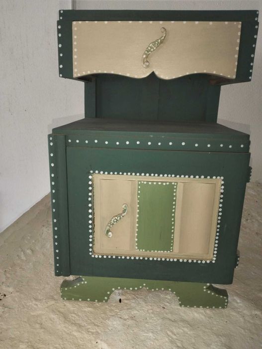 Mesa de cabeceira Vintage pintada à mao em verde oliva e beje,