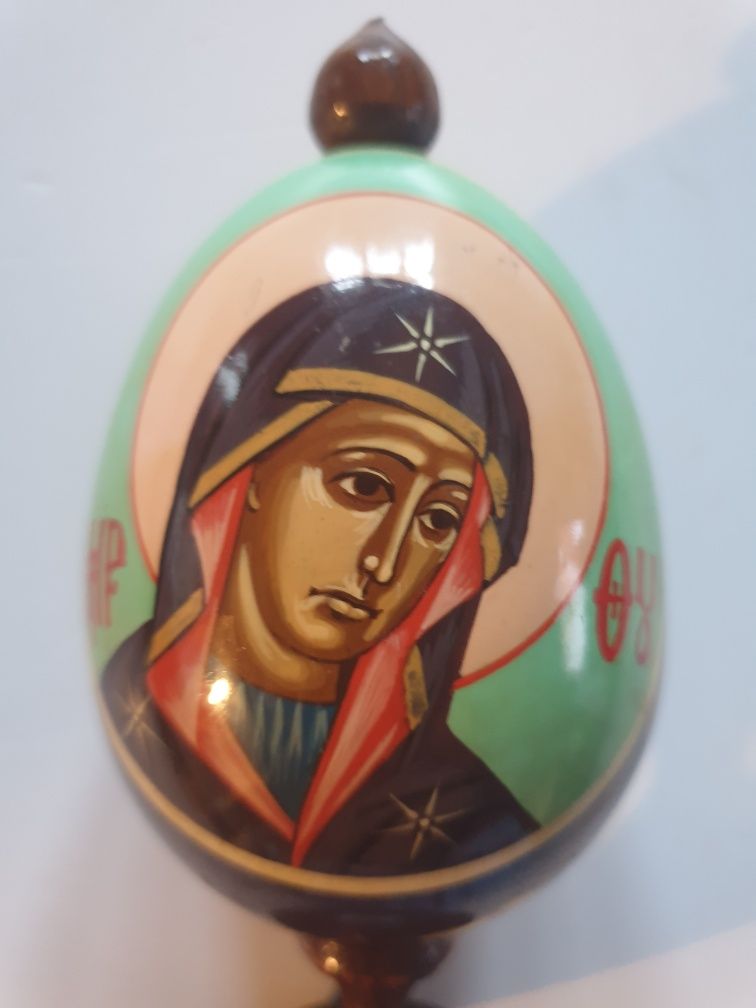 Ovo em madeira pintado à mão com imagem religiosa - igreja ortodoxa