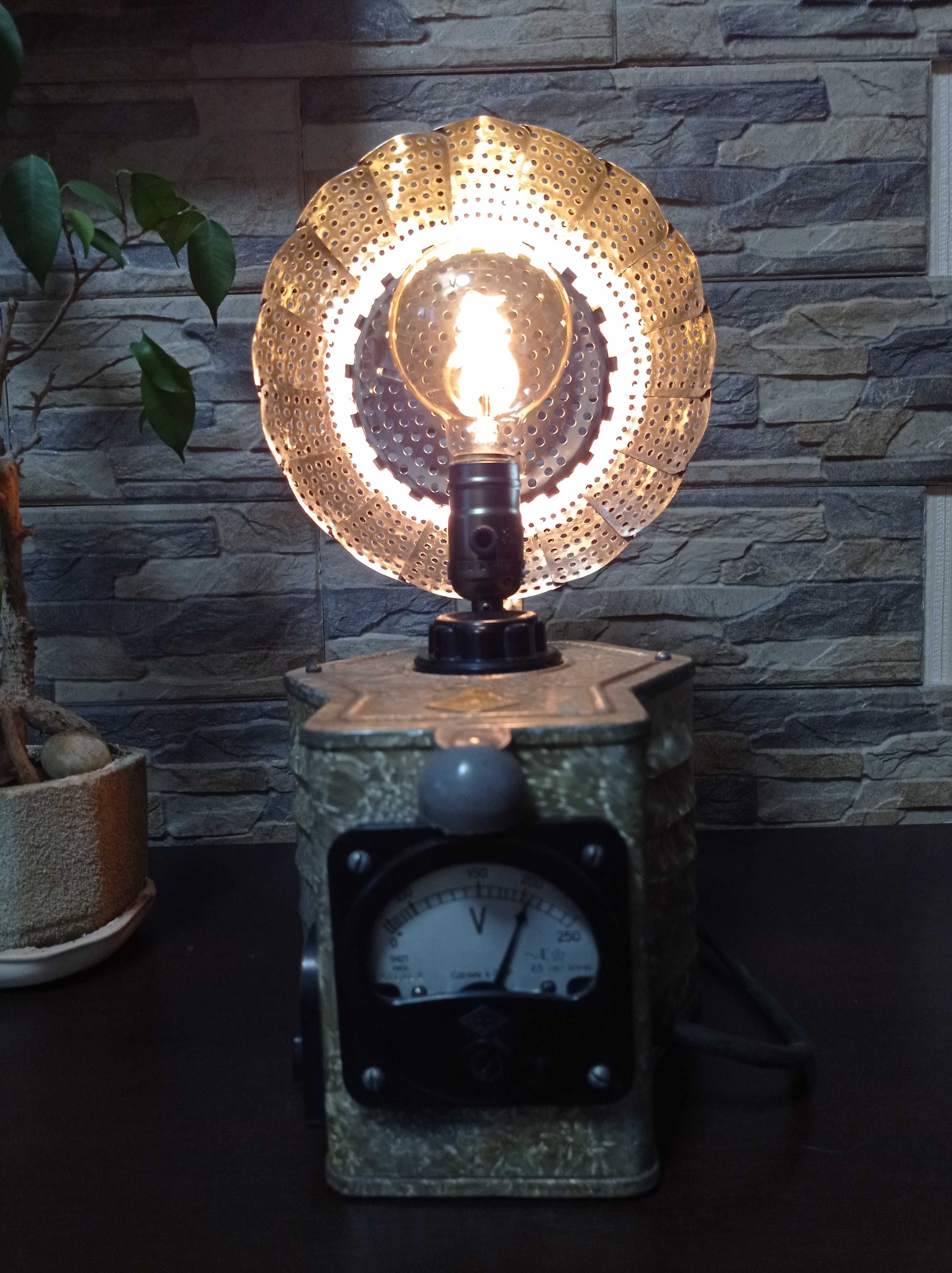 Лучший подарок - креативная настольная лампа в стиле Лофт.