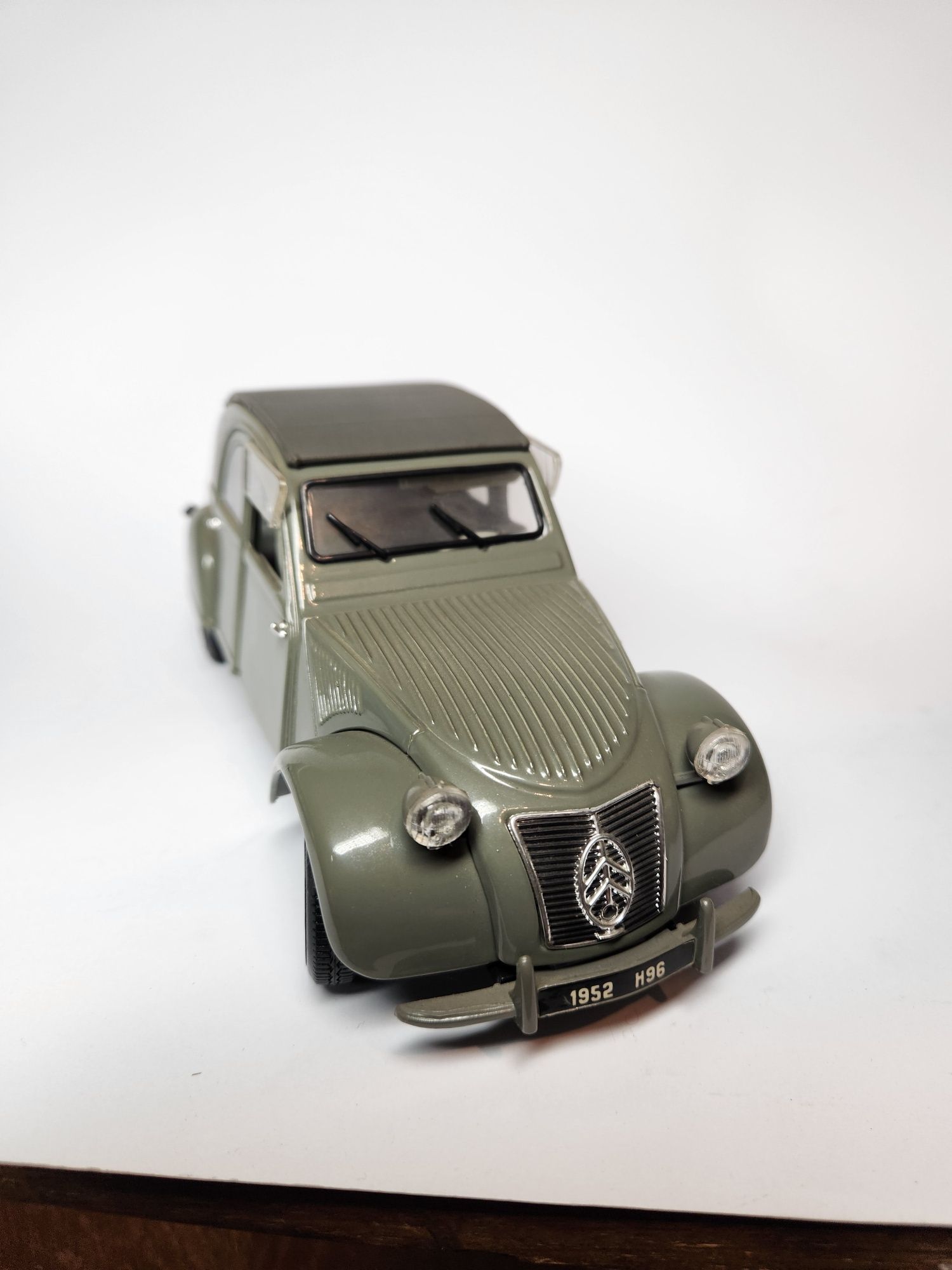 Maisto Citroen 2CV 1952 model w skali 1:18 model kolekcjonerski.