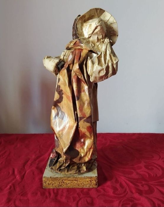 Escultura em papel marche