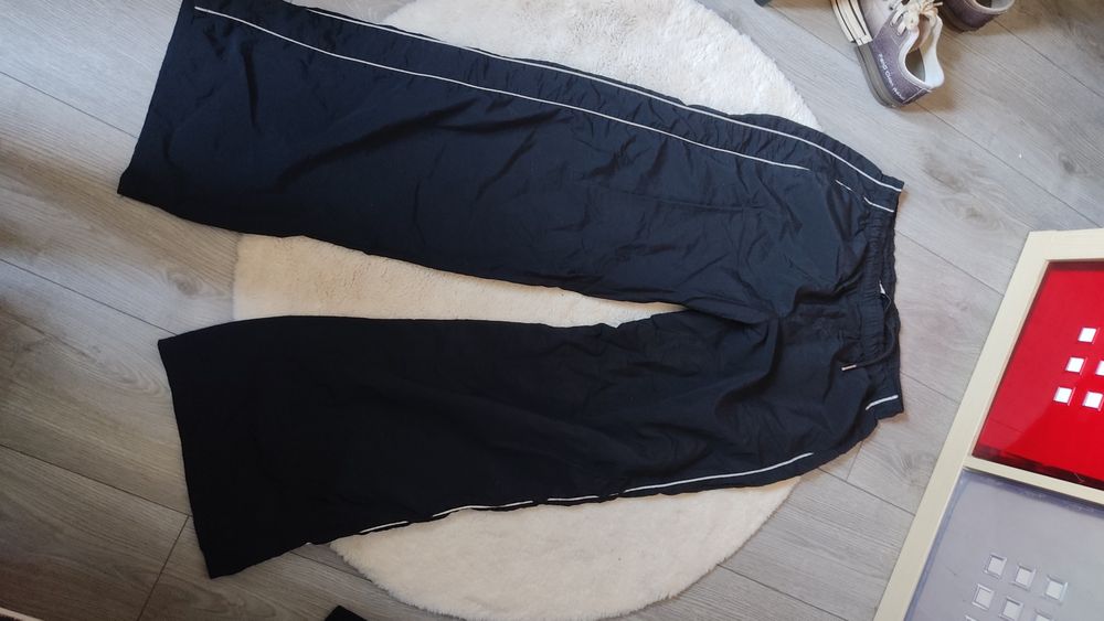 Bershka ortalionowe spodnie. Rozmiar S.