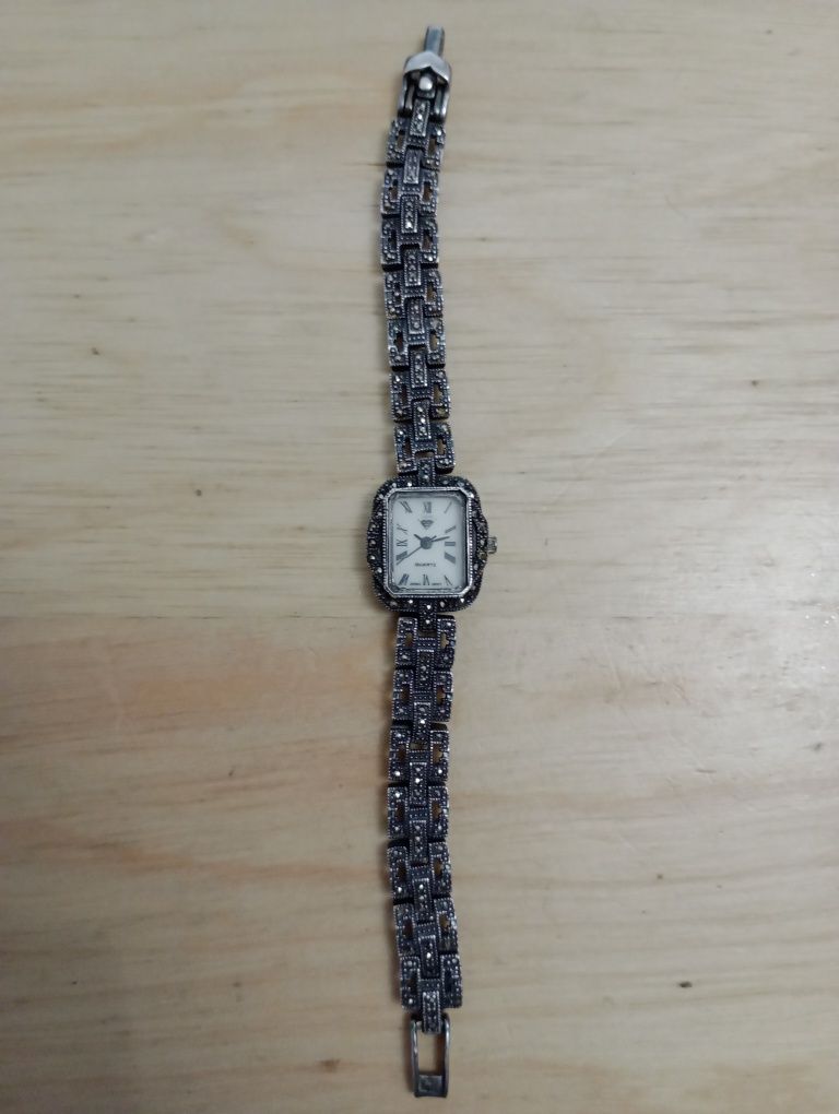 Srebrny zegarek z markazytami