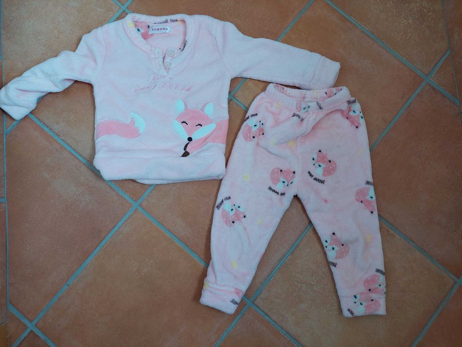 Várias peças de roupa de menina entre os 12 e os 36meses