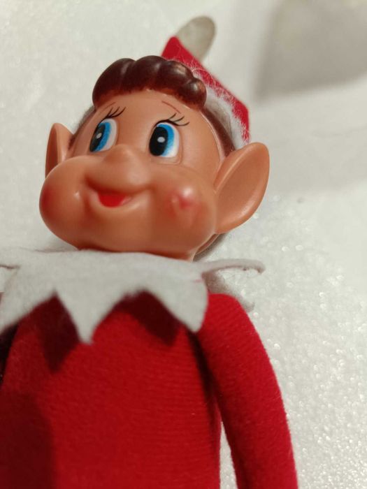Эльф на полке рождественский игрушка.