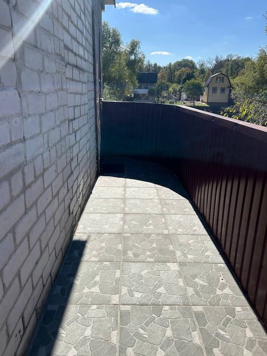 Сучасний гарний садовий будинок біля озера YV