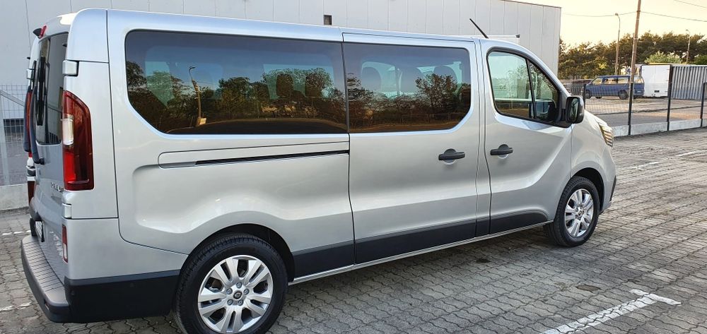 Wynajem busa wypożyczalnia busów bus rent a car przewóz osób Warszawa