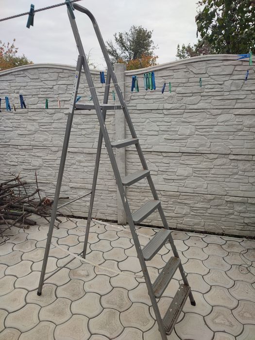 Лестница стремянка висота 2,1 метра 7 сходинок, в хорошому стані