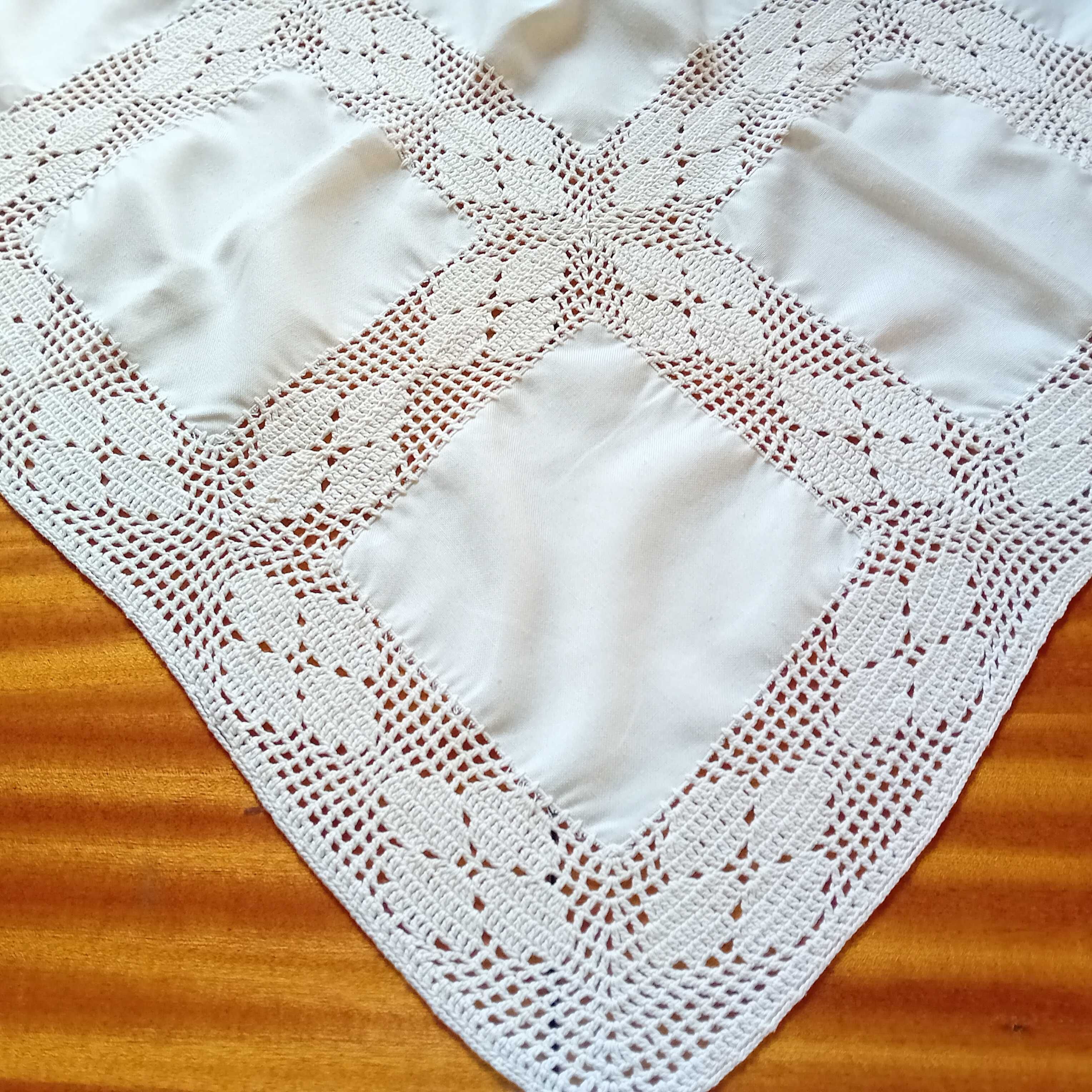 kremowy obrusek -wstawki szydełkowe-80cm x80cm