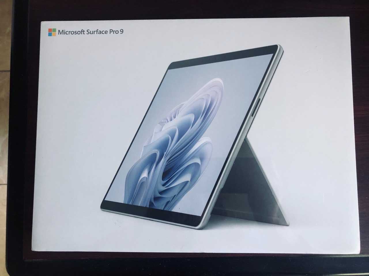 Планшет Microsoft Surface Pro 9 i5/8GB/256GB (Platinum/Sapphire/Graph)