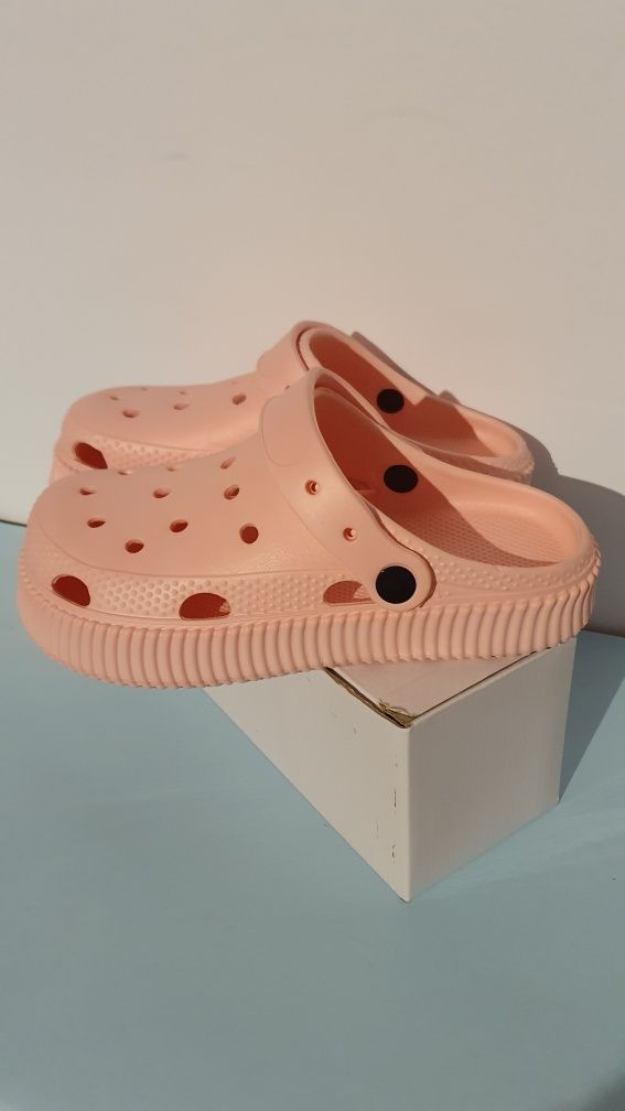 Klapki  / crocsy damskie w modnym kolorze Rozmiar 38.5