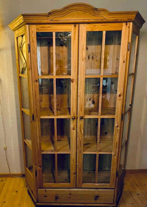Piękna witryna z drewna sosnowego