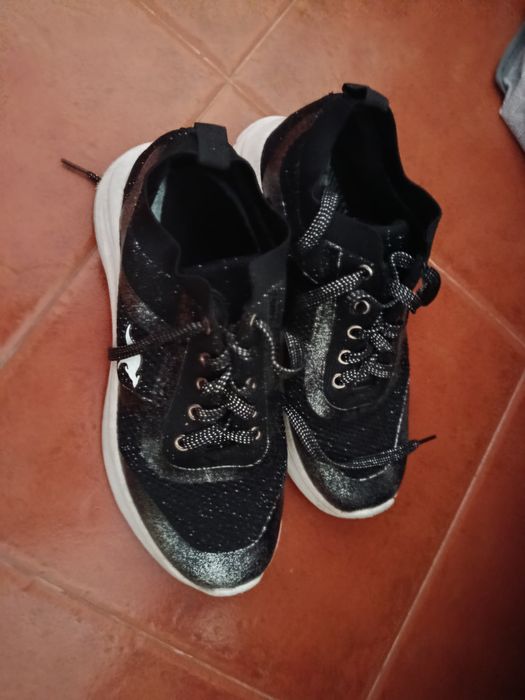 Vendo dois sapatos