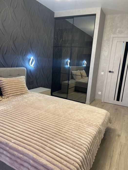 Продам роскошную двухкомнатную квартиру возле моря.