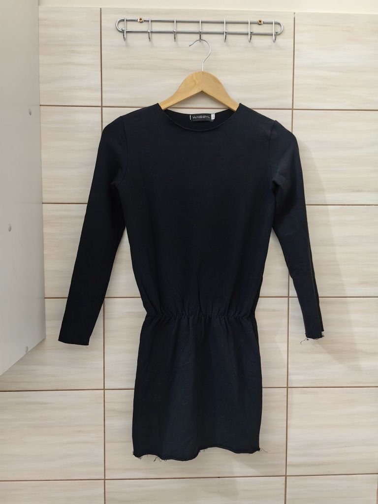 Czarna dresowa sukienka Wassyl XS S