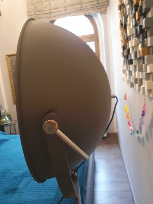 Lampa wolno stojąca Trójnóg