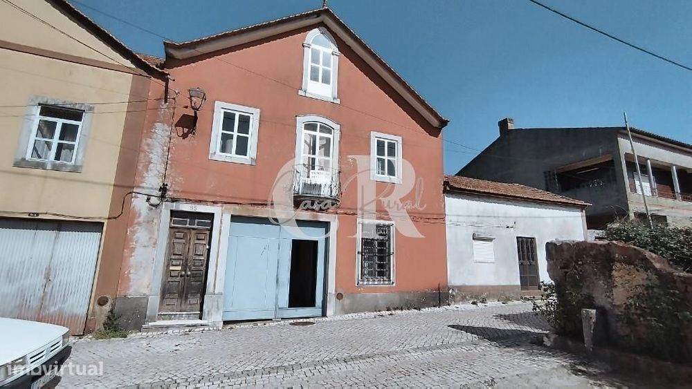 Casa senhorial histórica repleta de potencial, com terreno e ruínas na