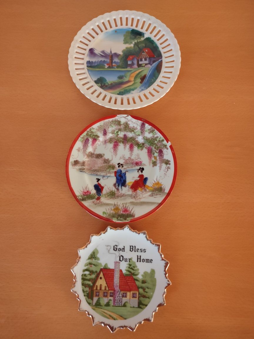 Conjunto de pratos em porcelana japonesa.