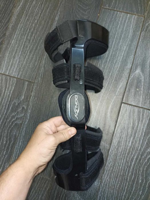 Жесткий 4-точечный коленный ортез DonJoy 4-Titude. Левый. Размер M