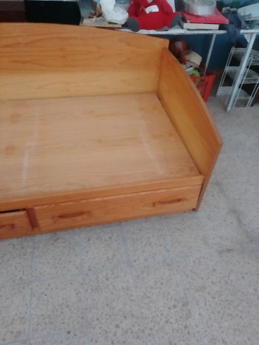 Cama de solteiro em madeira para encostar na parede