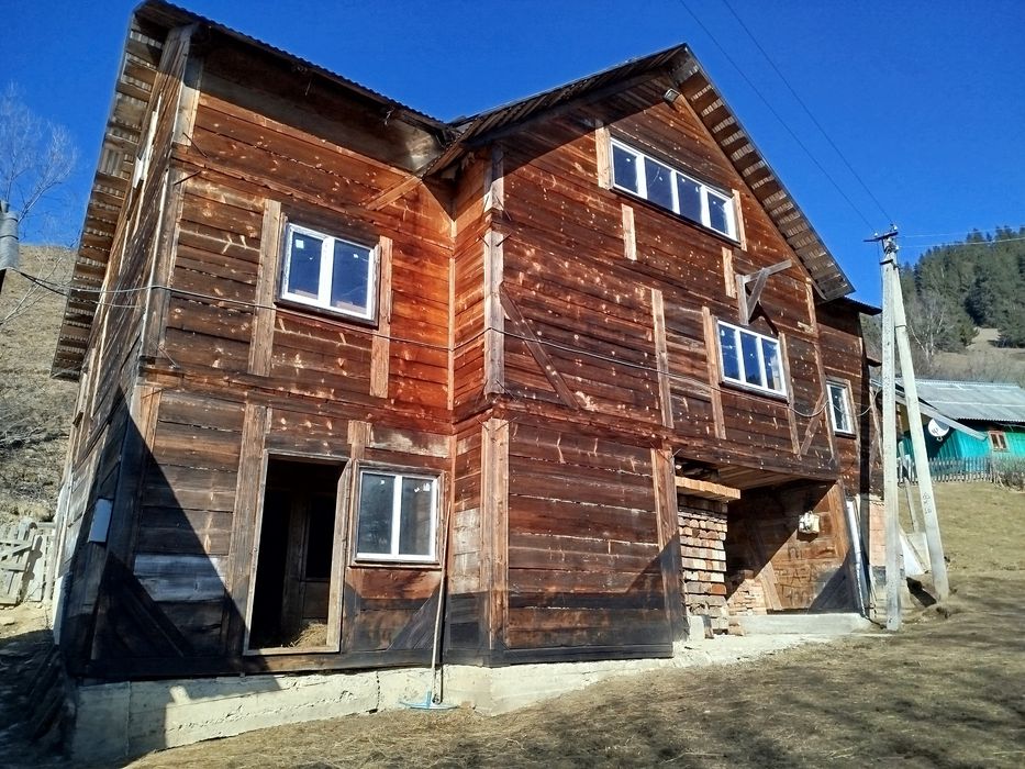 Будинок, земля, господарство в Карпатах, струмок, гори, краєвиди