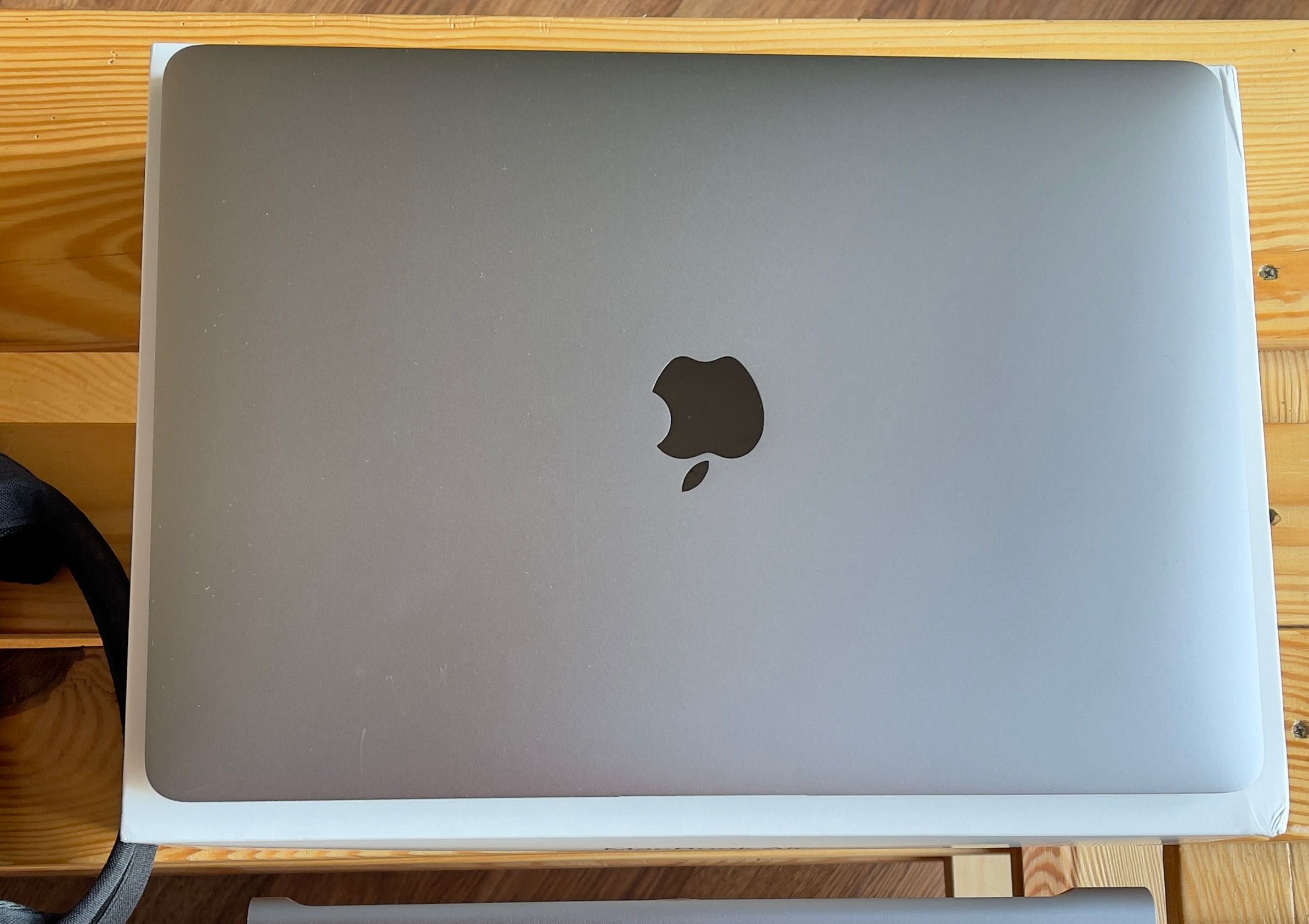 Duży Zestaw Apple MacBook Air 2020 13-cali i3 8GB 256GB model A2179