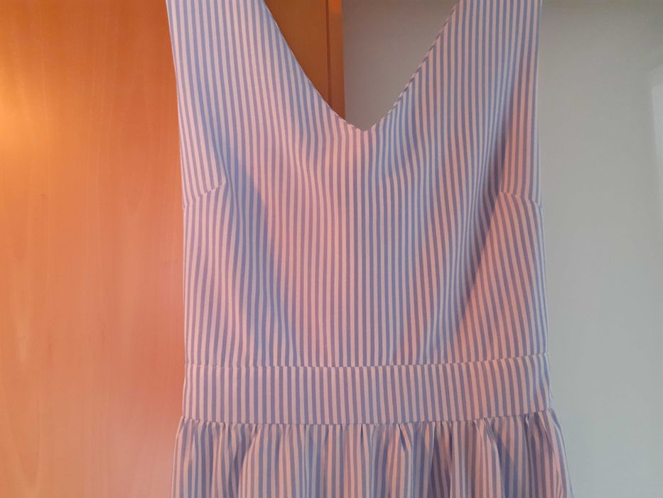 Vestido comprido com riscas.