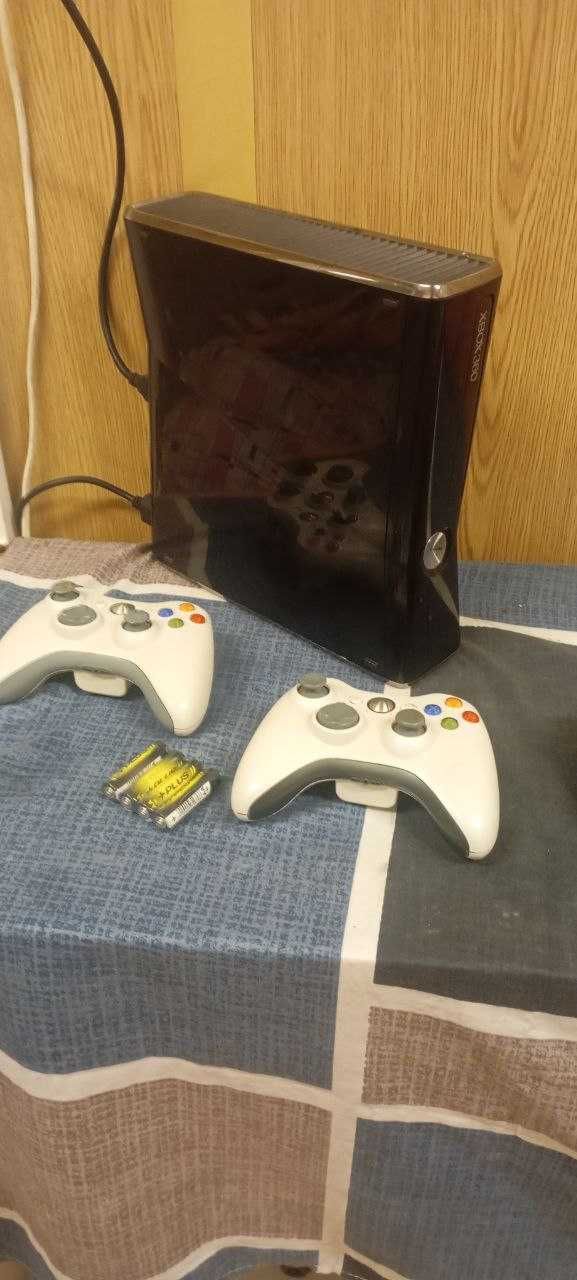 XBox 360 Slim 512гб 2 джойстики