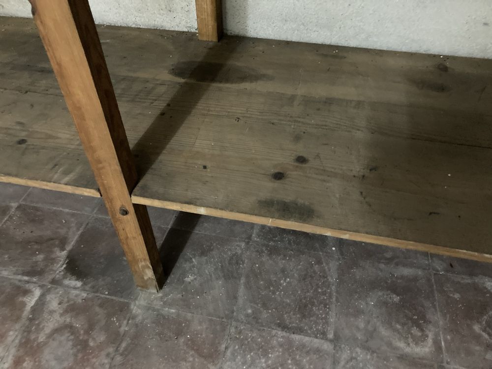 Tabuas e barrotes  em pinho / prateleiras