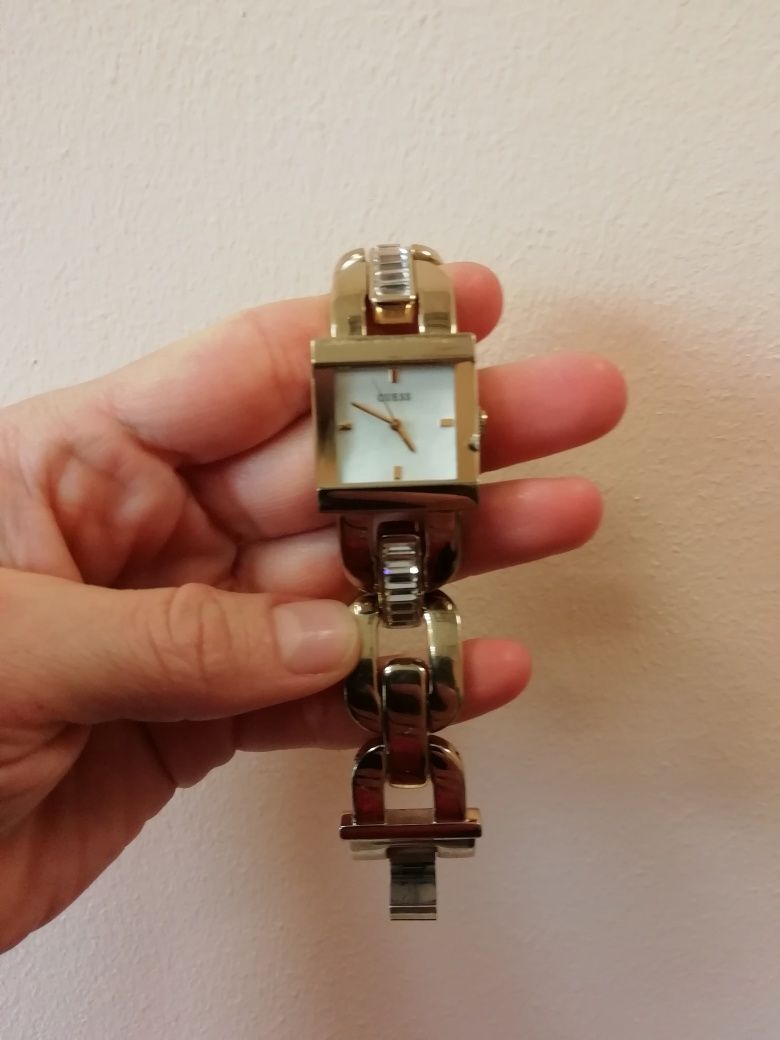 Zegarek Guess z elementami od Swarovskiego