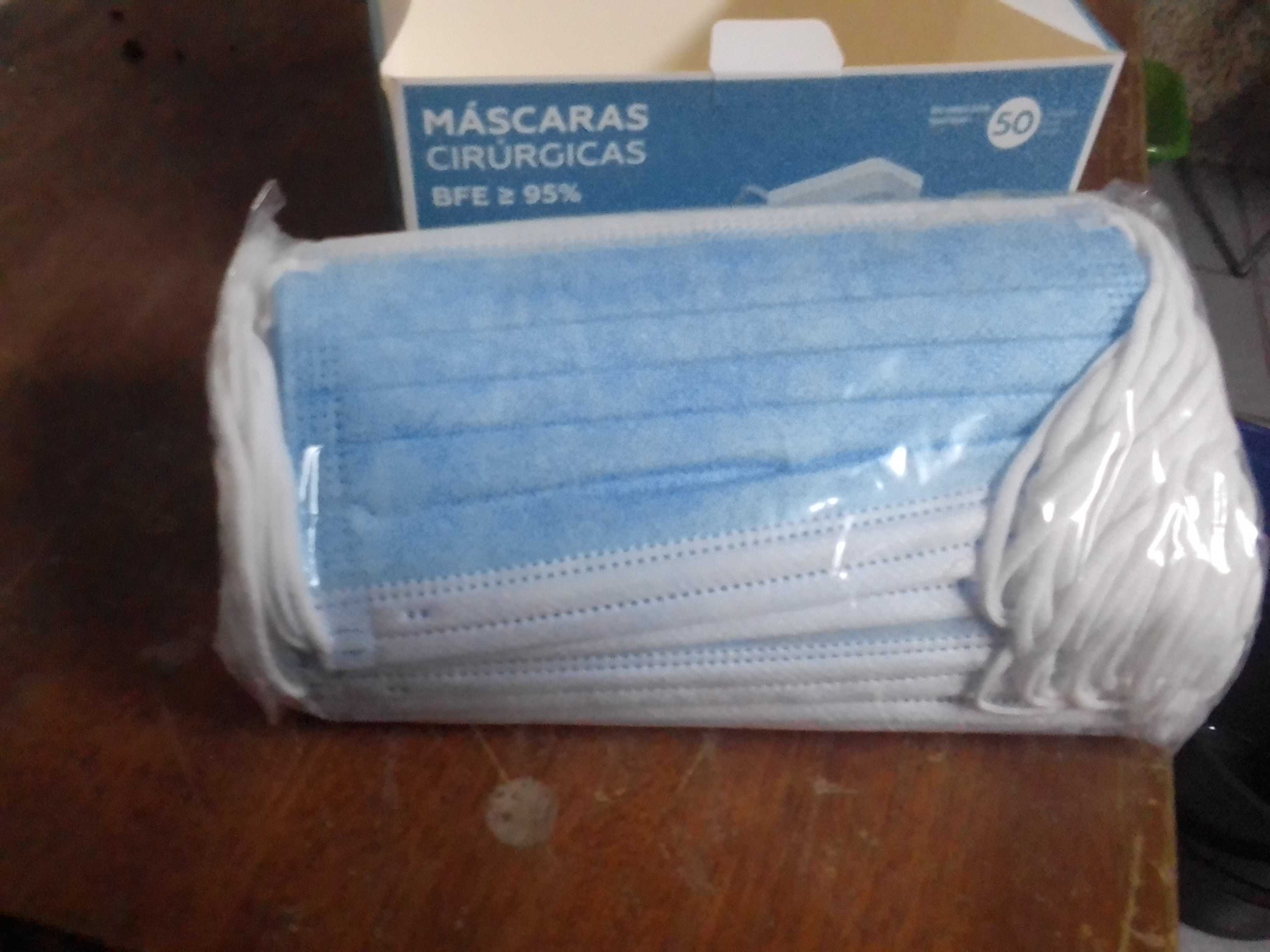 50 máscaras descartáveis