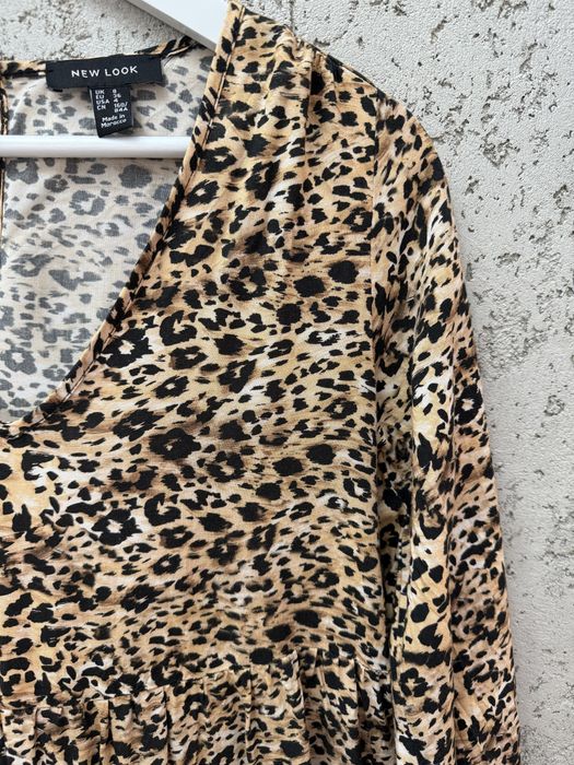 Krótka letnia sukienka panterka zwierzęcy wzór New Look dekolt serek V