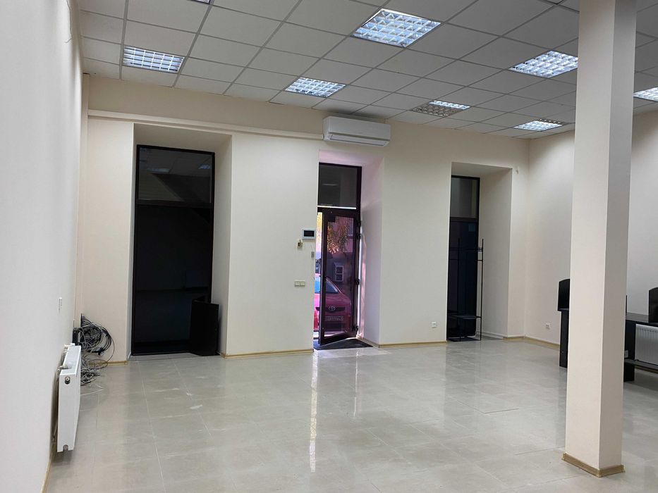 Фасадный офис 150 кв м., в двух уровнях. Центр.