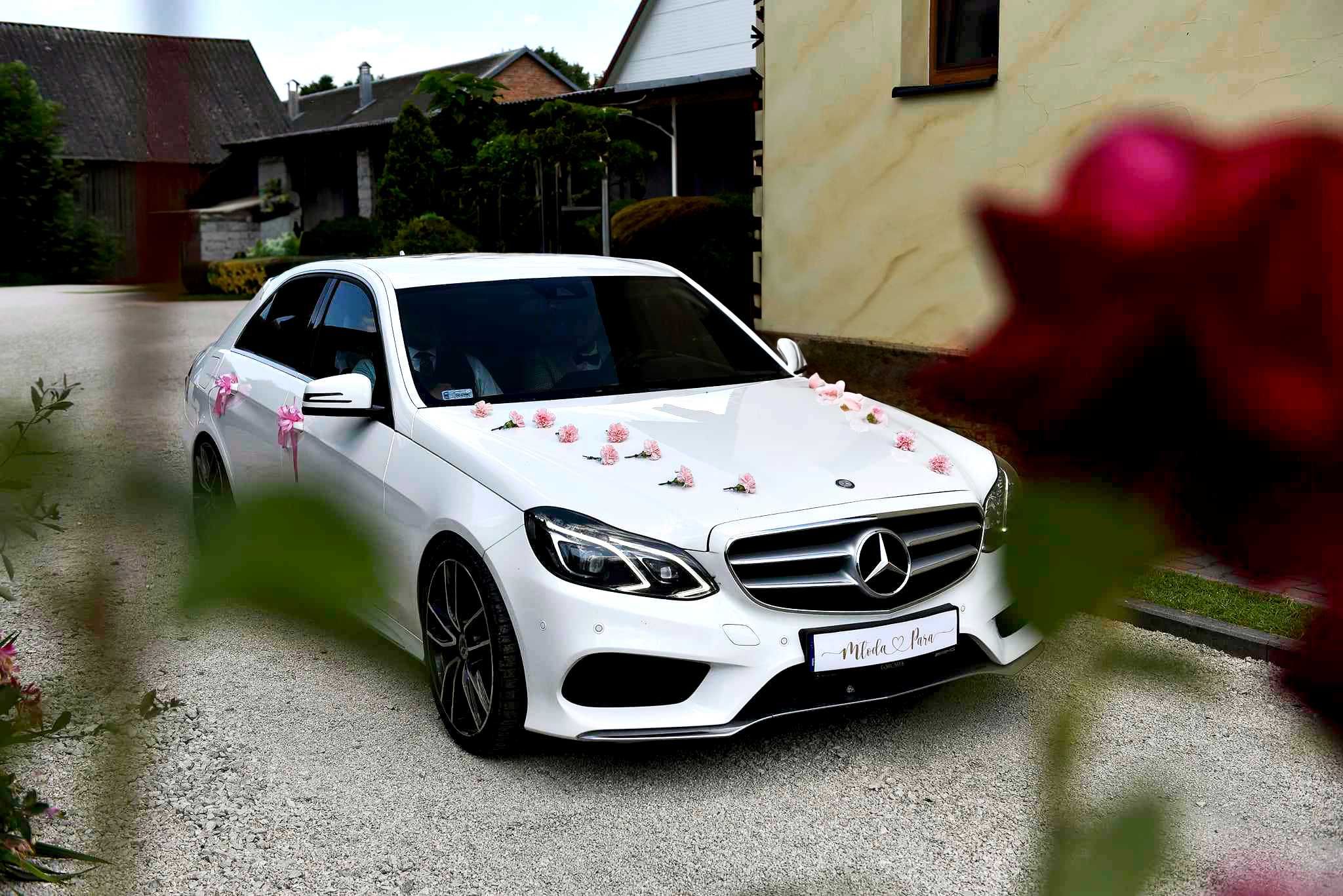 Auto do ślubu biały Mercedes E klasa
